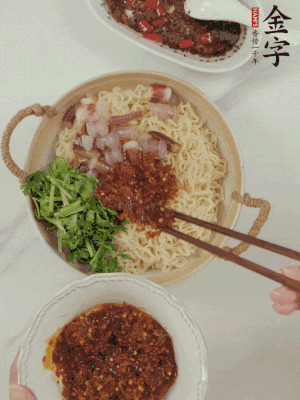 在面上铺鱿鱼、香菜、金年金年金字招牌
招牌大师酱。